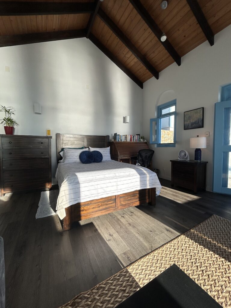 Queen bed, work desk